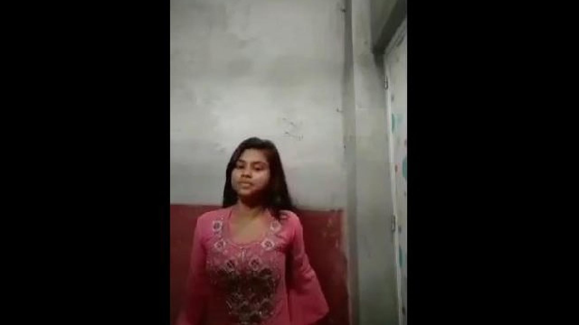 Desi Girl Showing Her Sexy Figure