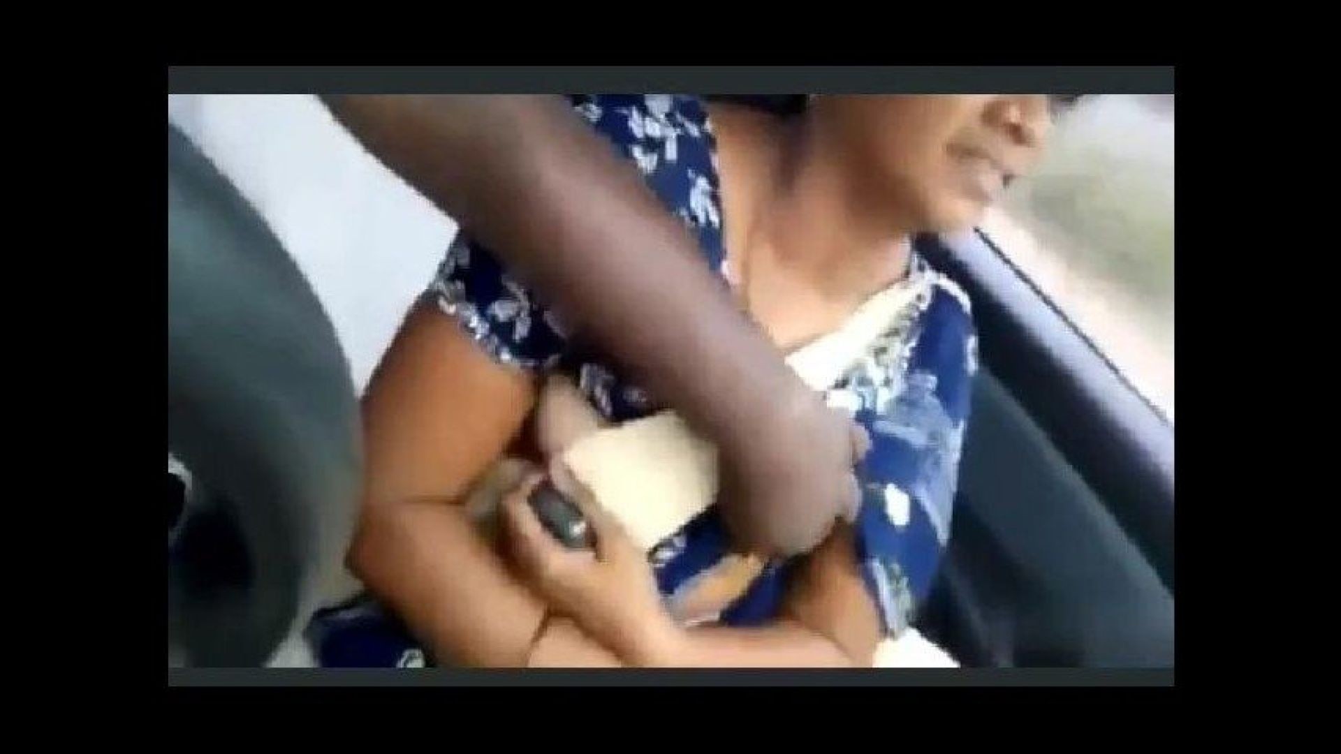 Aunty Pussy show in Moving Car