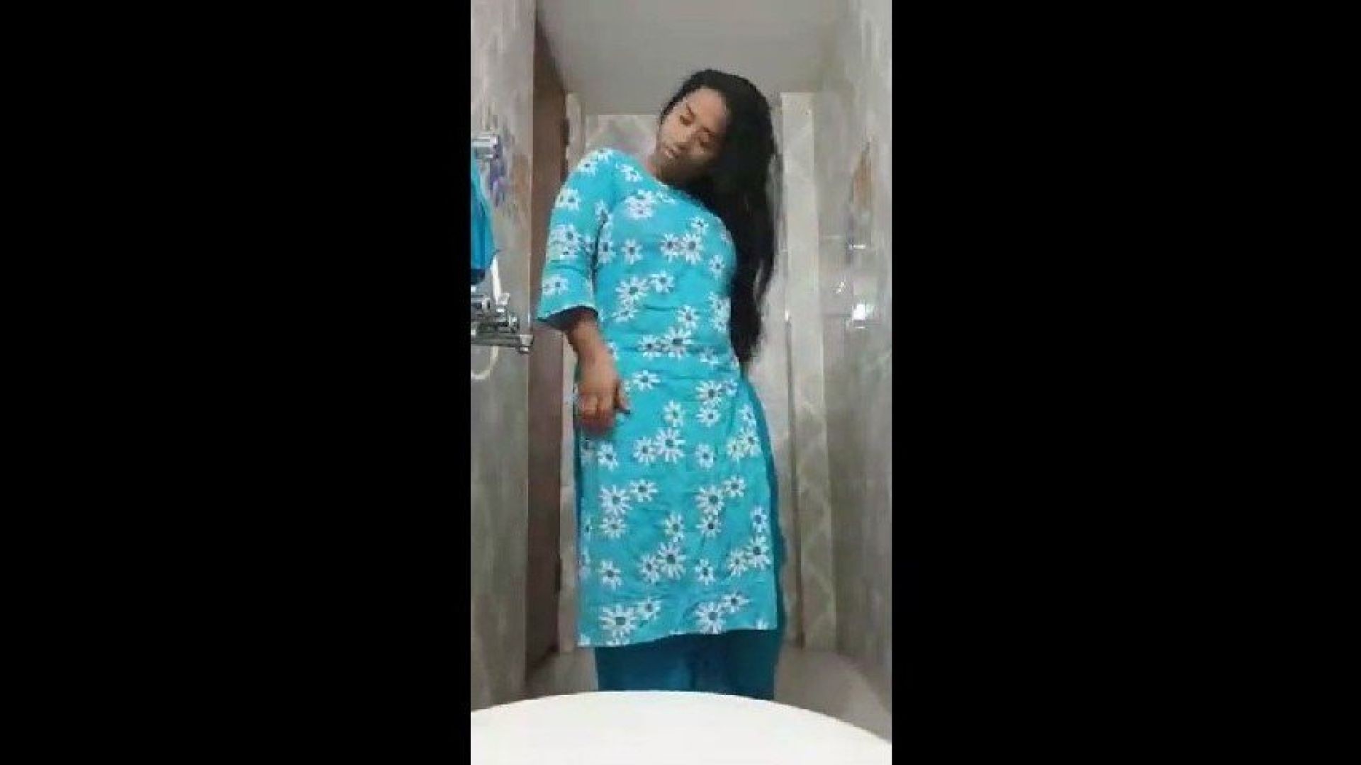 ⁣Desi Girl Striping Salwar Suit In Bathroom