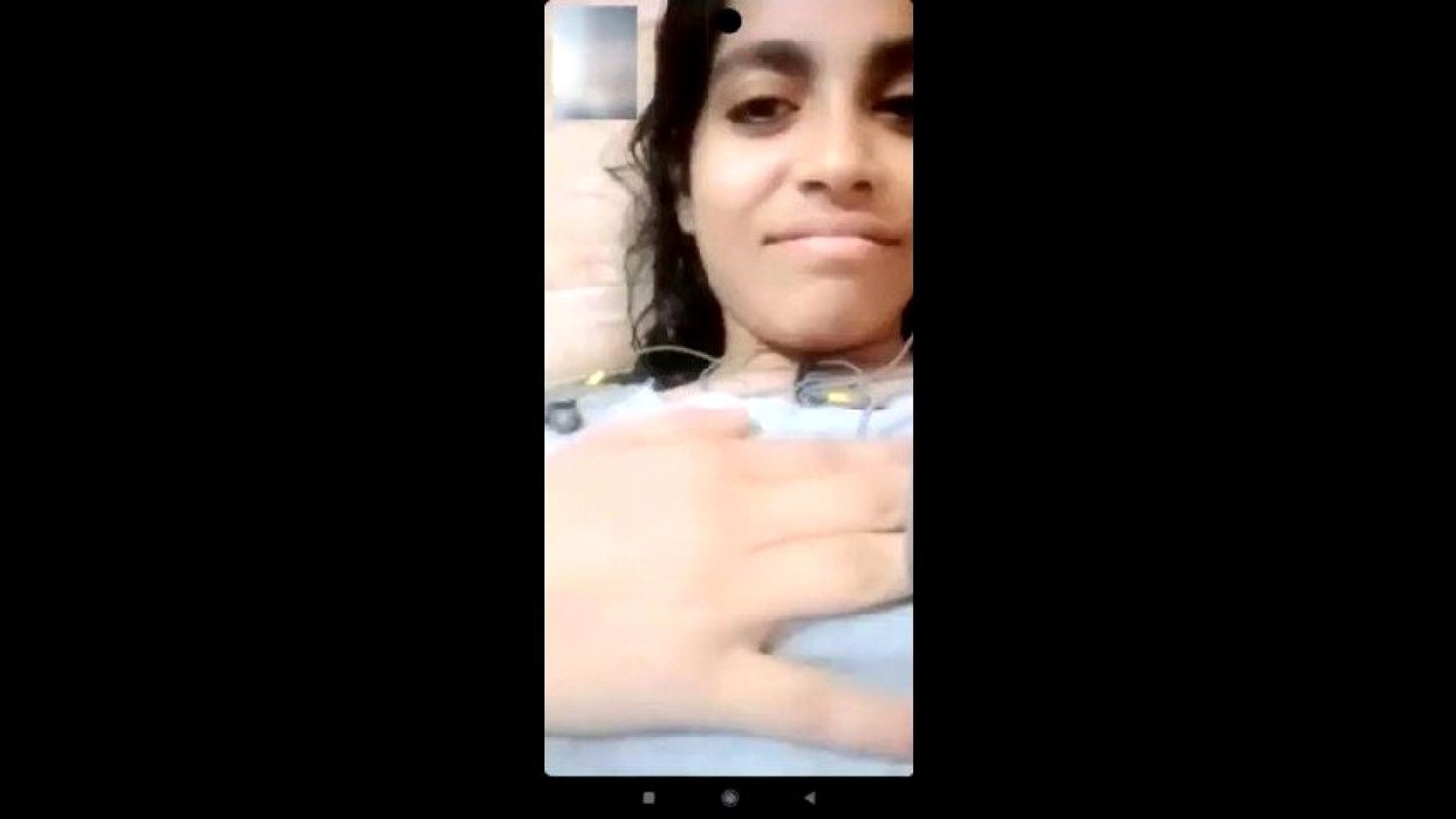 Sexy Desi Girl Shows Her Boobs on vc