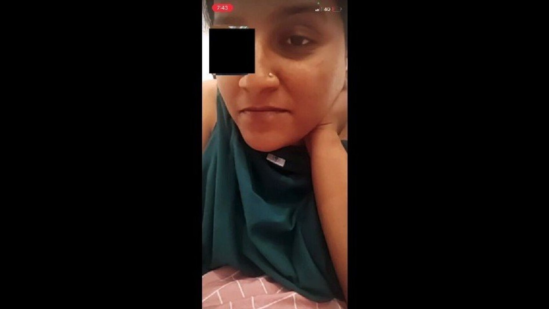 ⁣Bhabhi showing to lover