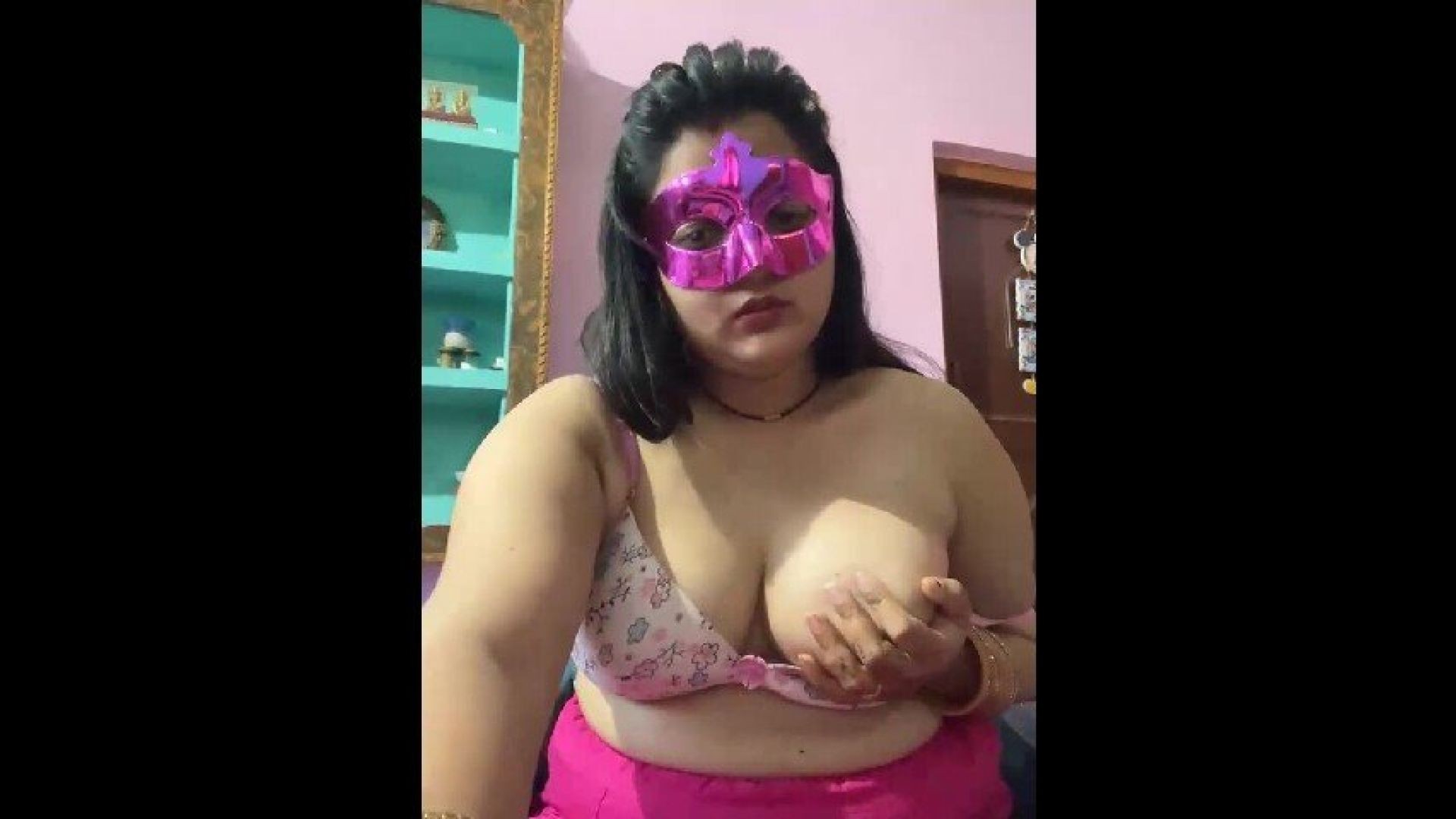 ⁣Hot Chubby Bhabi in Bra & Petticoat Teasing on Live
